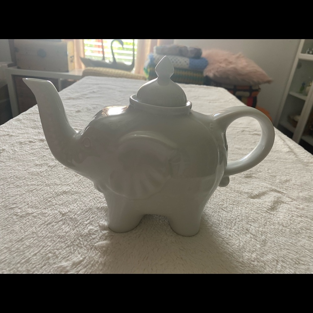 Elephant tea pot